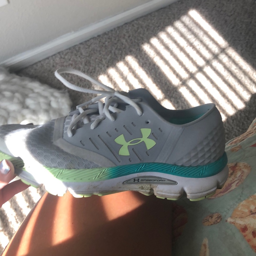 Under armour speedform tennis shoe